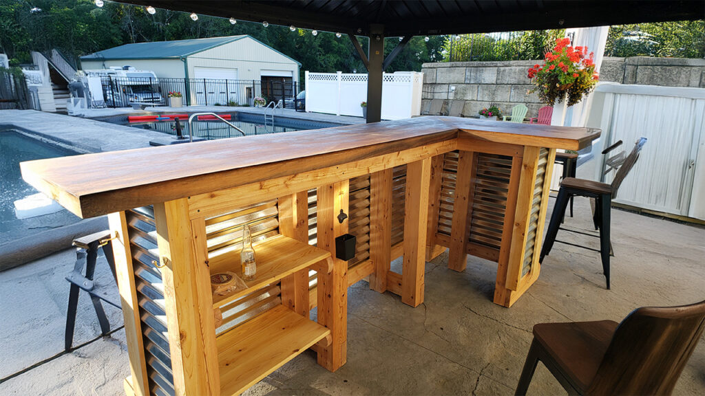 Woodcraft - Walnut Bar White Cedar Base